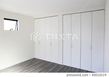 New house closet 40018524