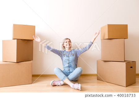Picture of young woman with cardboard box Picture of young woman with cardboard box 40018733