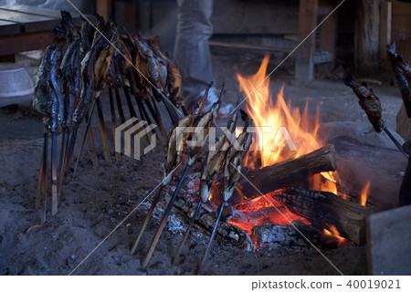 Charcoal-grilled many fish 40019021