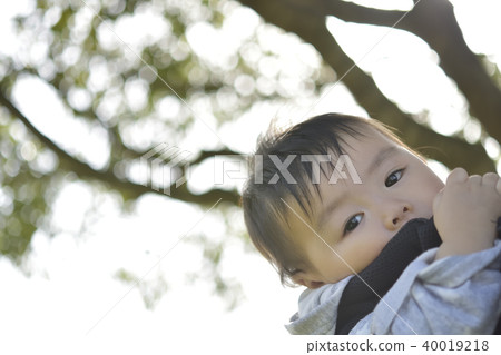 Baby who is being piggybacked 40019218