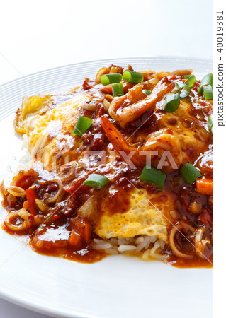 Thai omelette with spicy sour sauce Thai omelette with spicy sour sauce 40019381