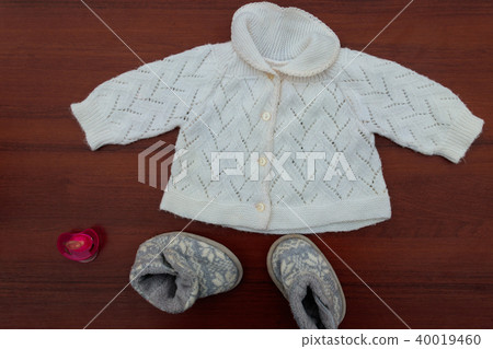 Baby clothes, booties and soother Baby clothes, booties and soother 40019460