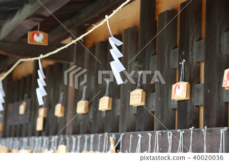 Paper Hanging and Ema 40020036