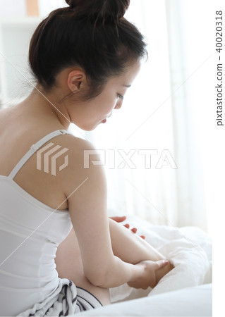 Woman doing lymphatic massage in the morning Woman doing lymphatic massage in the morning 40020318