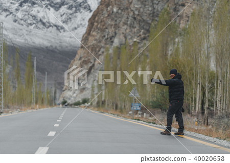 traveller hitchhiking with smiling face  40020658