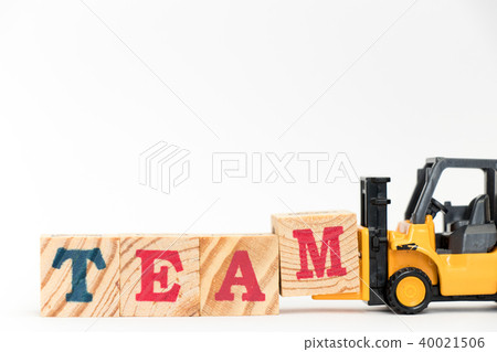 Toy forklift hold letter block M to word team 40021506