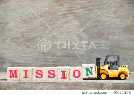 Toy forklift hold letter block N to word mission 40021508