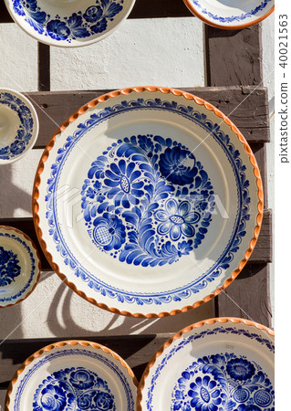 Colored hand-painted plate Colored hand-painted plate 40021563
