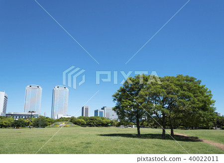 A large park where a skyscraper can be seen 40022011