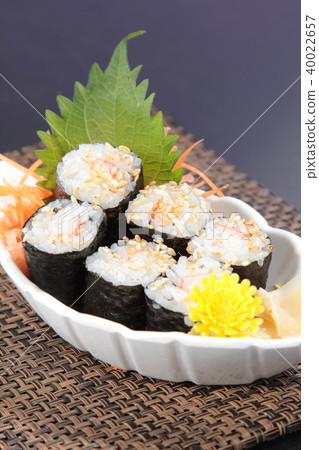 sushi roll 40022657