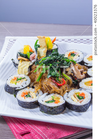 sushi roll sushi roll 40023376