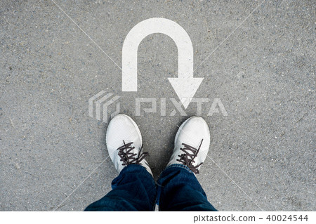 White casual shoes standing at u turn point 40024544