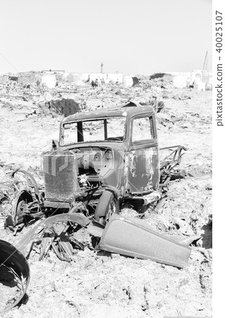 in the  old  village  rusty antique car   and  hot 40025107