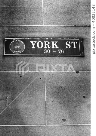 in the wall the sign of york street 40025148