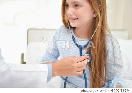 Health Concepts. The doctor is examining the health of the child Health Concepts. The doctor is examining the health of the child 40025379