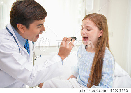 Health Concepts. The doctor is examining the health of the child Health Concepts. The doctor is examining the health of the child 40025380