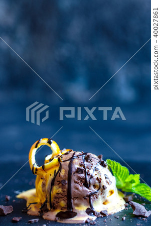 Delicious chocolate and vanilla combo ice cream 40027861