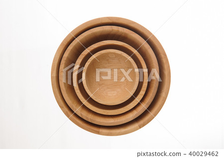 Empty wooden bowl isolated on white background 40029462