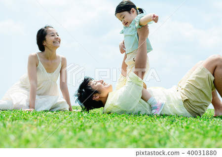 Young parent and child Young parent and child 40031880