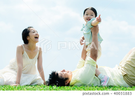 Young parent and child 40031883