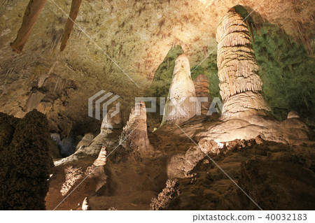 Stalagmites and stalactites in the Carlsbad Caverns National Park, USA 40032183
