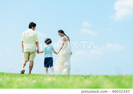 Young parent and child Young parent and child 40032347