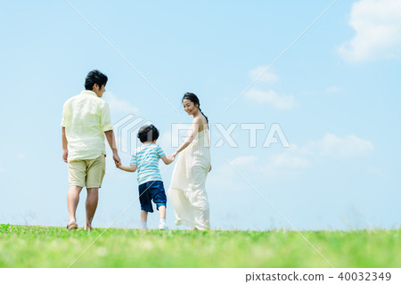 Young parent and child Young parent and child 40032349