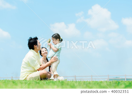 Young parent and child Young parent and child 40032351