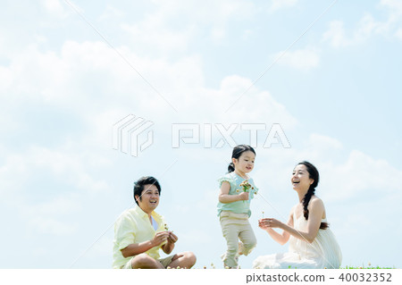 Young parent and child Young parent and child 40032352