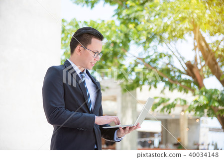 businessman wearing suit using laptop computer  40034148