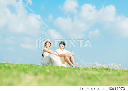 男人和女人坐在草地上和放鬆 40034970