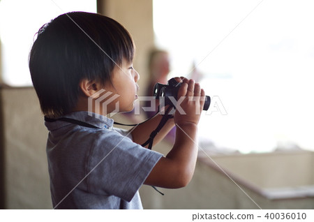 Binoculars and boys 40036010