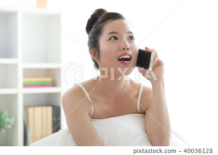 Woman talking on smartphone in the morning Woman talking on smartphone in the morning 40036128