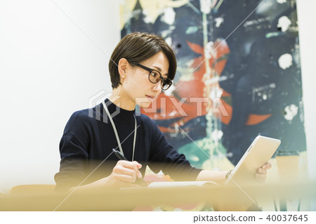 女商人策展人 40037645