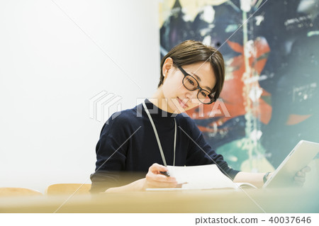 女商人策展人 40037646