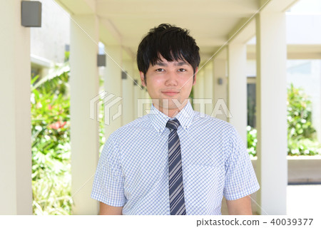 smiling businessman 40039377