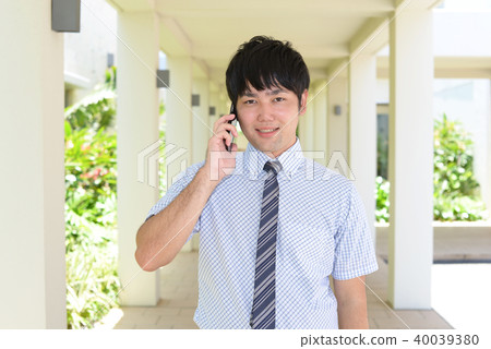 A man on a phone call with a smartphone 40039380