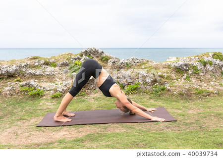 在海灘上玩瑜伽的女人 40039734