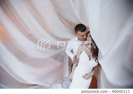 Wedding couple in hotel room 40040111