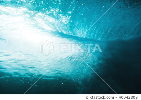 Underwater wave in tropical sea and sun rays 40042809
