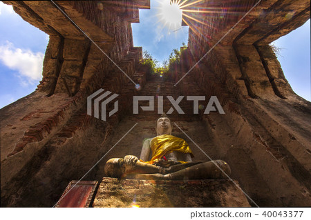 Buddha statue in the ruins Prasatnacon Luang near Ayutthaya Buddha statue in the ruins Prasatnacon Luang near Ayutthaya 40043377