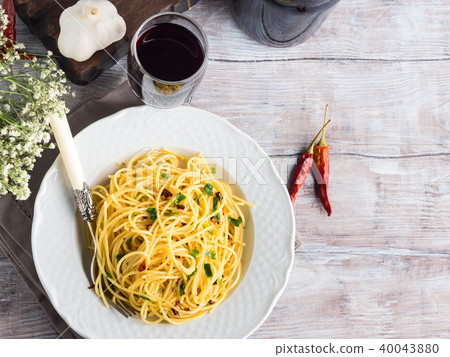 Spaghetti pasta with red pepper, garlic, olive oil 40043880