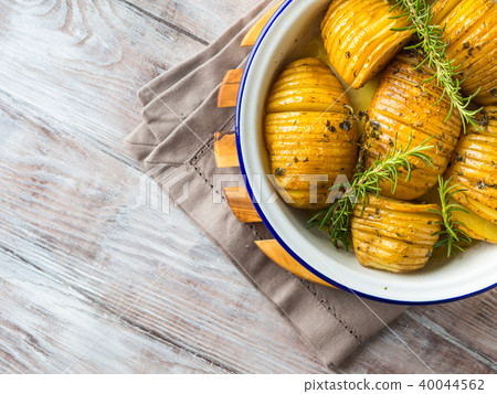 Baked potatoes cooked with herbs Baked potatoes cooked with herbs 40044562