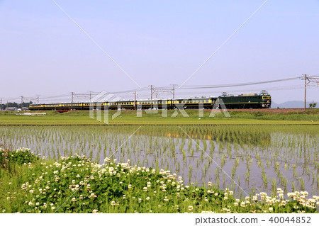 A salon car that runs the countryside A salon car that runs the countryside 40044852