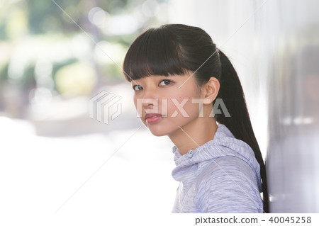 Young woman sporty Young woman sporty 40045258