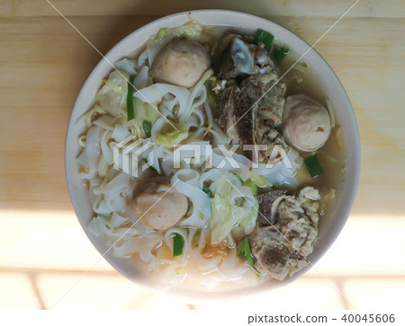 noodle with pork and meatball 40045606