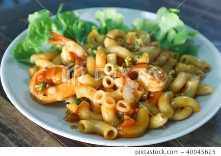 stir-fried macaroni with ketchup or tomato sauce 40045625
