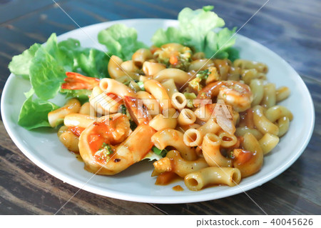stir-fried macaroni with ketchup and shrimp 40045626