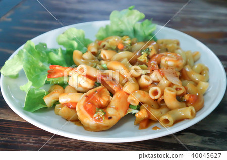 stir-fried macaroni with ketchup and shrimp stir-fried macaroni with ketchup and shrimp 40045627