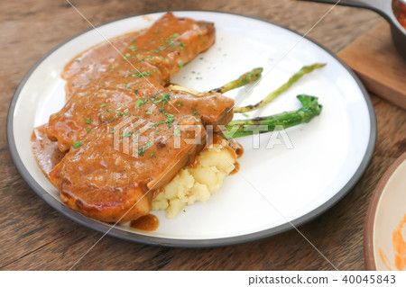 grilled pork or pork chop 40045843